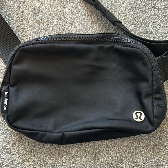 Lululemon Everywhere Belt Bag 1L - Black - Picture 2 of 6